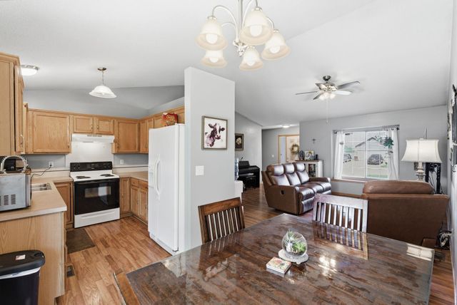 941 E Forest Ct, Haysville, KS 67060