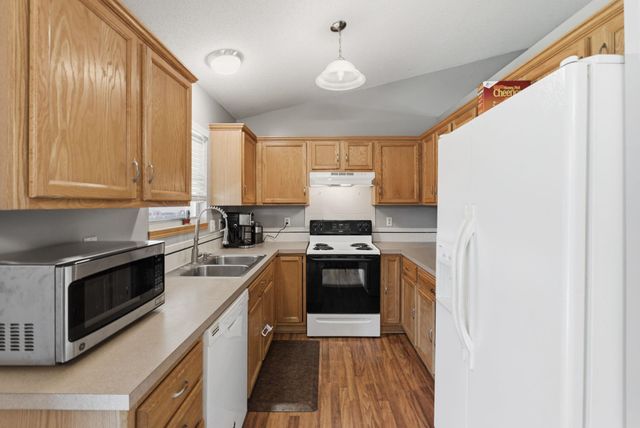 941 E Forest Ct, Haysville, KS 67060