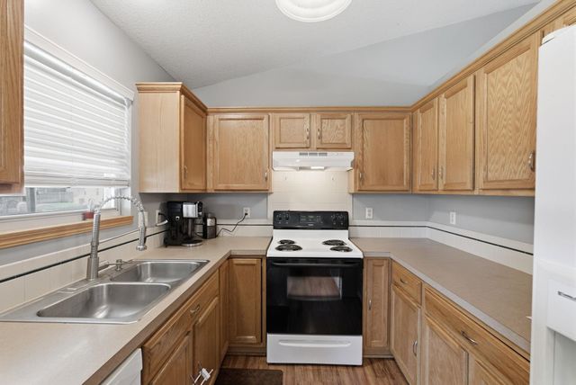 941 E Forest Ct, Haysville, KS 67060