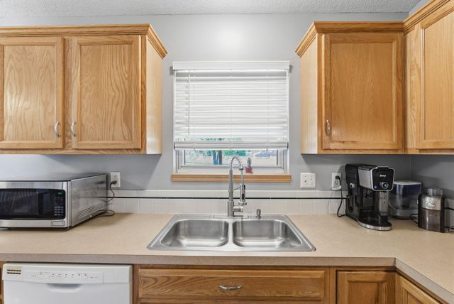 941 E Forest Ct, Haysville, KS 67060