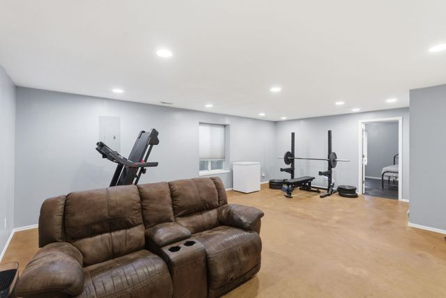 941 E Forest Ct, Haysville, KS 67060