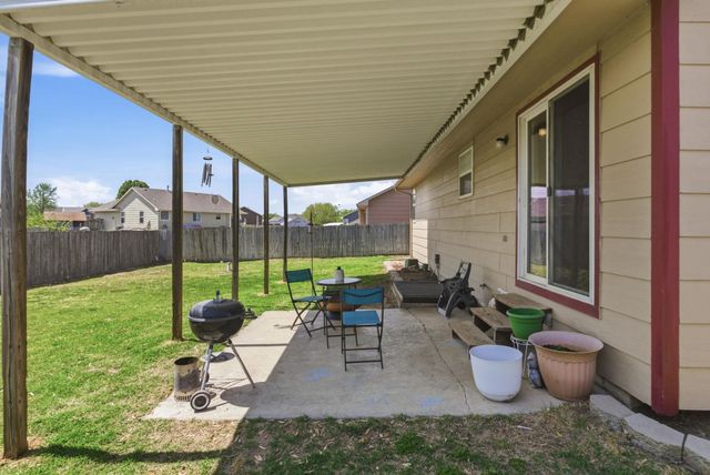 941 E Forest Ct, Haysville, KS 67060