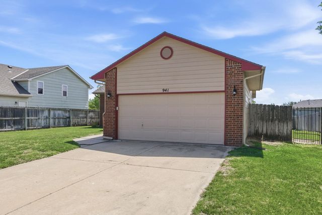 941 E Forest Ct, Haysville, KS 67060