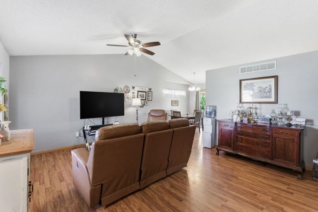 941 E Forest Ct, Haysville, KS 67060