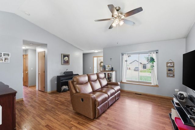 941 E Forest Ct, Haysville, KS 67060