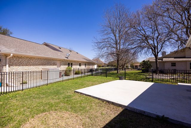 2332 Rock Creek Dr, Kerrville, TX 78028