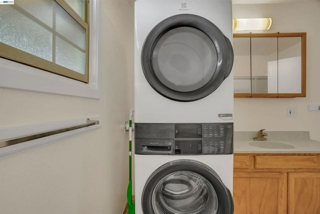 935 2nd Ave, Pinole, CA 94564