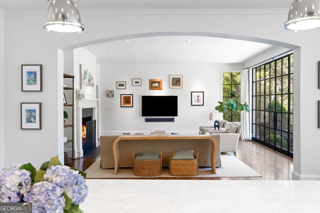 516 Tara Trail, Atlanta, GA 30327