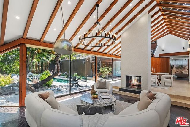 515 N Roxbury Drive, Beverly Hills, CA 90210