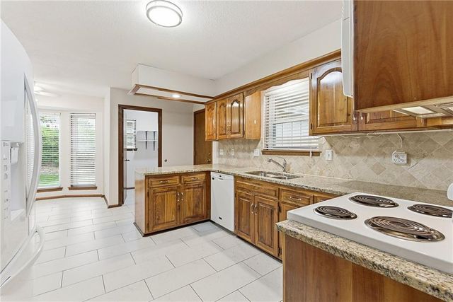 7829 Caenen Street, Lenexa, KS 66216