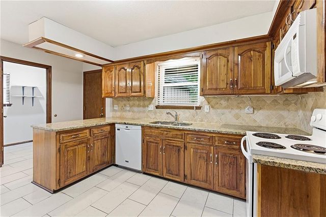 7829 Caenen Street, Lenexa, KS 66216
