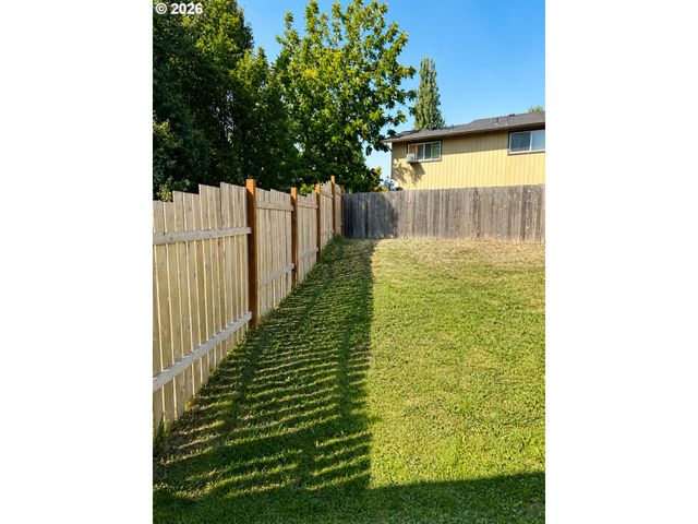 -1 Q St, Springfield, OR 97477