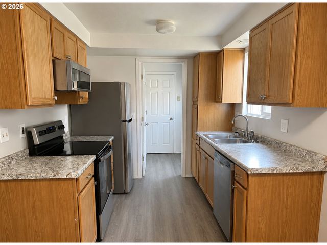 -1 Q St, Springfield, OR 97477