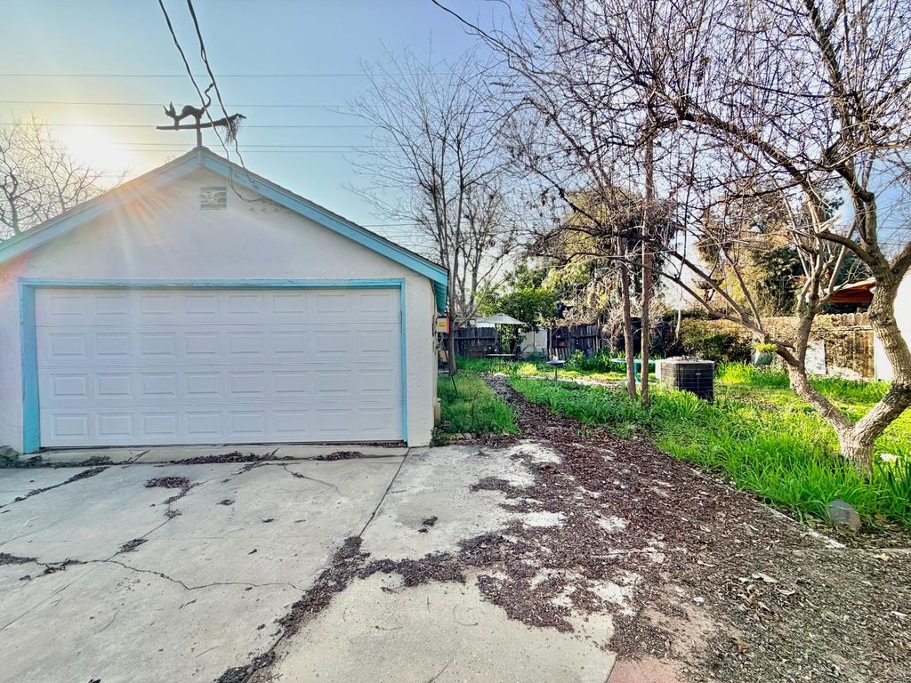 Image 15 of property listing at 1411 N Harrison Avenue, Fresno, CA 93728