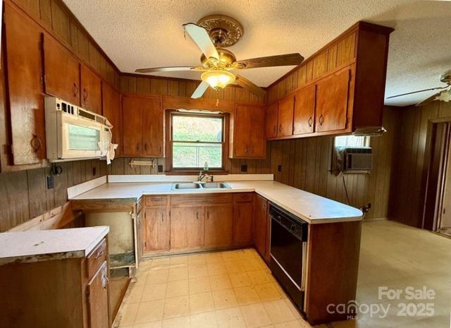 365 Ollis Road, Spruce Pine, NC 28777