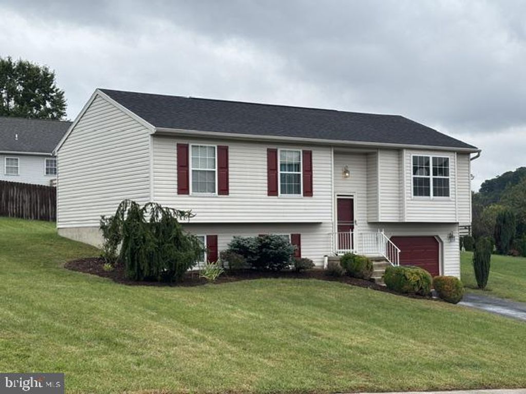 160 ASBURY CT, Mount Wolf, PA 17347