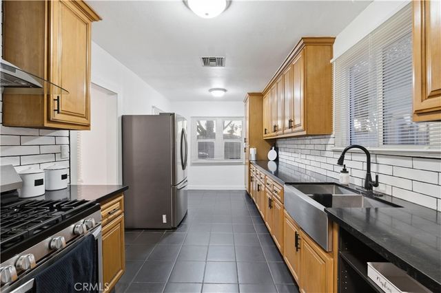 718 S Poinsettia, Compton, CA 90221