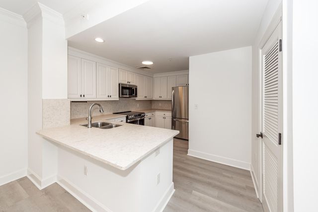 33 Calhoun Street 122, Charleston, SC 29401