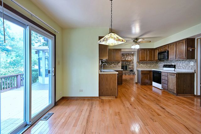 8039 Geneva Street, Woodridge, IL 60517