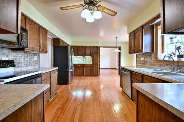 8039 Geneva Street, Woodridge, IL 60517