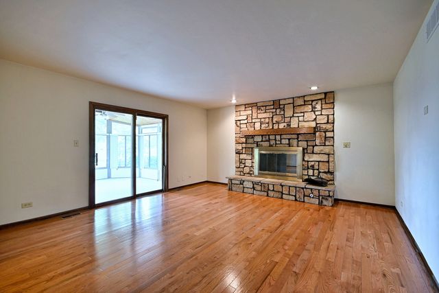 8039 Geneva Street, Woodridge, IL 60517