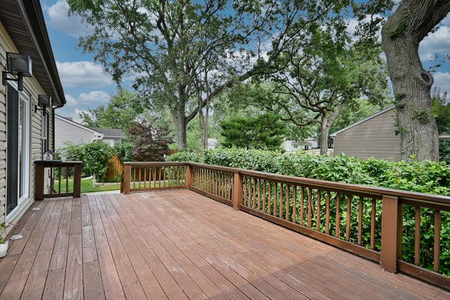 8039 Geneva Street, Woodridge, IL 60517