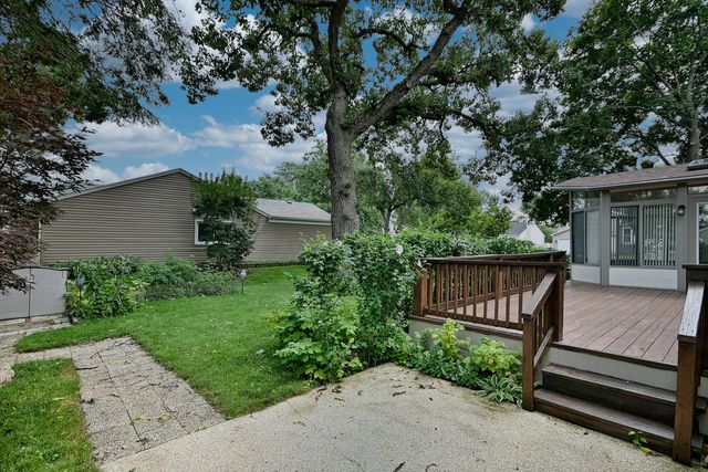 8039 Geneva Street, Woodridge, IL 60517
