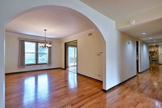 8039 Geneva Street, Woodridge, IL 60517