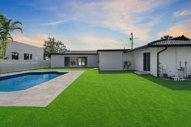 430 Tamarind Dr, Hallandale Beach, FL 33009