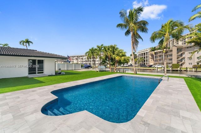 430 Tamarind Dr, Hallandale Beach, FL 33009