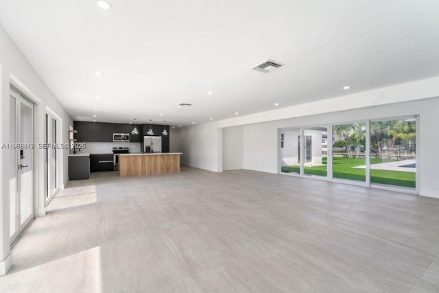 430 Tamarind Dr, Hallandale Beach, FL 33009