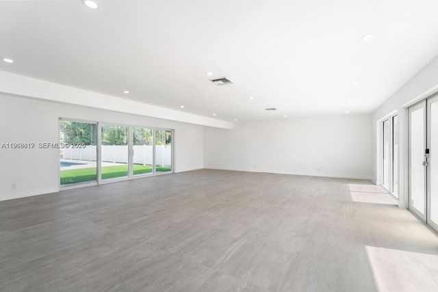 430 Tamarind Dr, Hallandale Beach, FL 33009