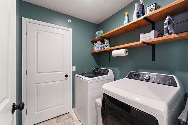 14436 Twin Lakes Circle, Burnsville, MN 55306