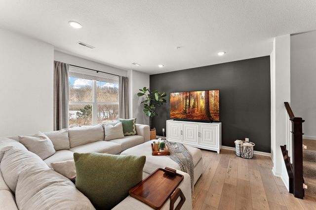 14436 Twin Lakes Circle, Burnsville, MN 55306