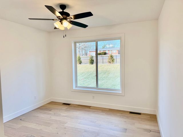 3921 E Woodhue Street, Springfield, MO 65802