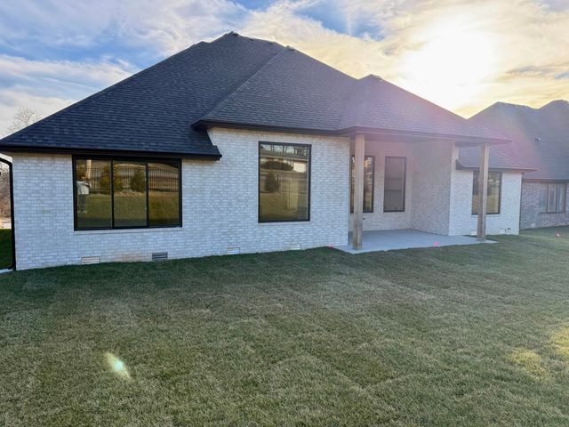 3921 E Woodhue Street, Springfield, MO 65802