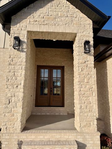 3921 E Woodhue Street, Springfield, MO 65802