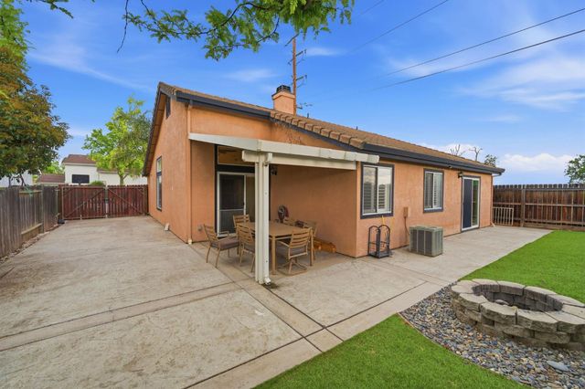 592 Charlemagne Ln, Tracy, CA 95376
