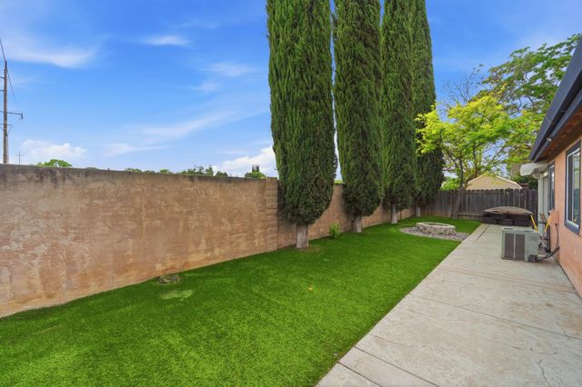 592 Charlemagne Ln, Tracy, CA 95376