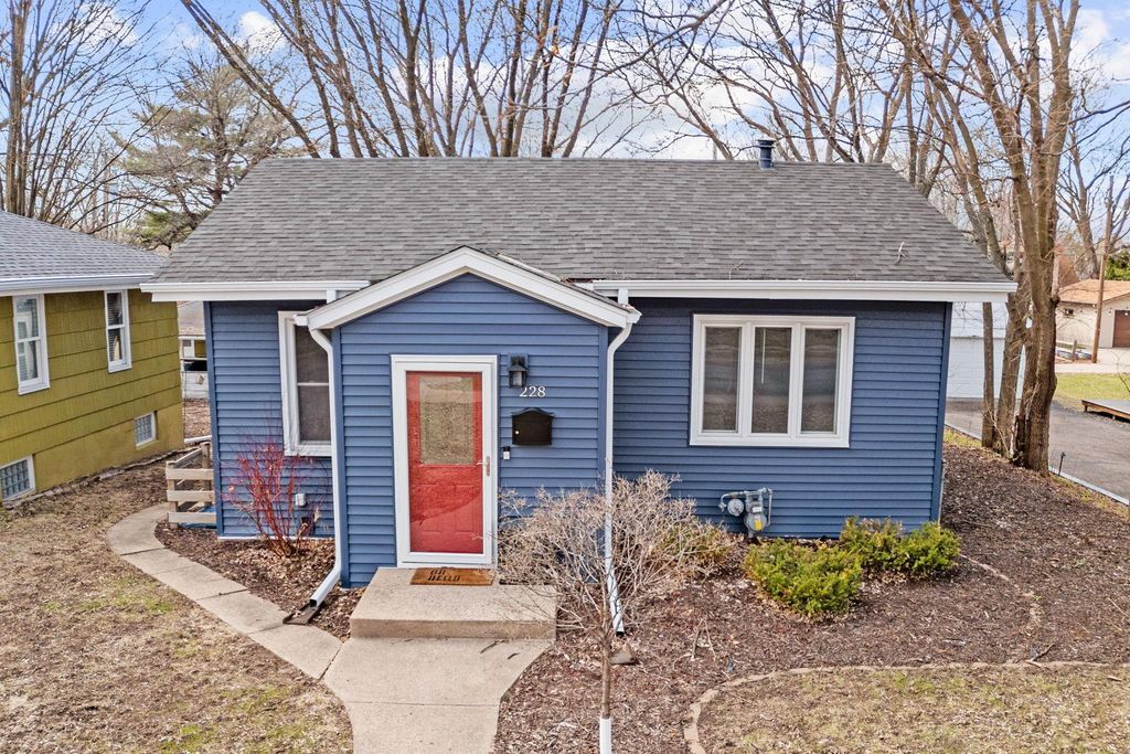 228 12th Avenue N, Hopkins, MN 55343