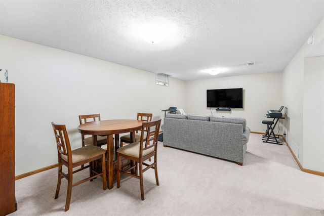 673 Georgetown Rd, Salina, KS 67401