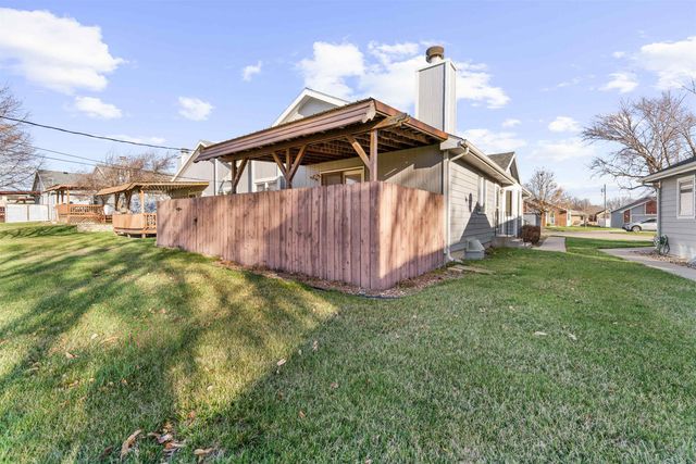 673 Georgetown Rd, Salina, KS 67401