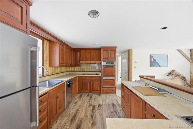 33 Deep River Road, Essex, CT 06409