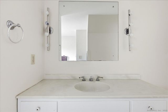 33 Deep River Road, Essex, CT 06409