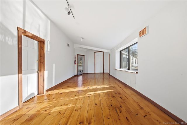 33 Deep River Road, Essex, CT 06409