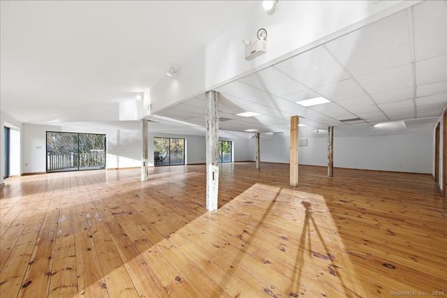 33 Deep River Road, Essex, CT 06409