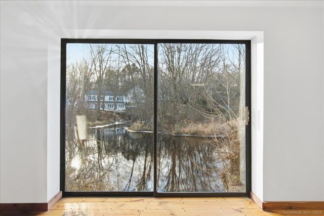 33 Deep River Road, Essex, CT 06409