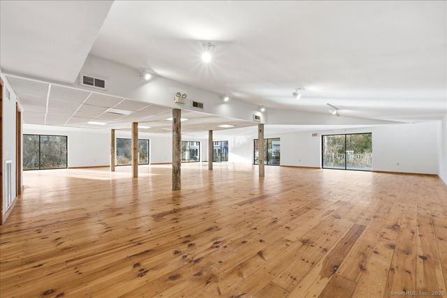 33 Deep River Road, Essex, CT 06409