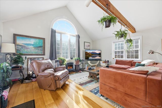 33 Deep River Road, Essex, CT 06409