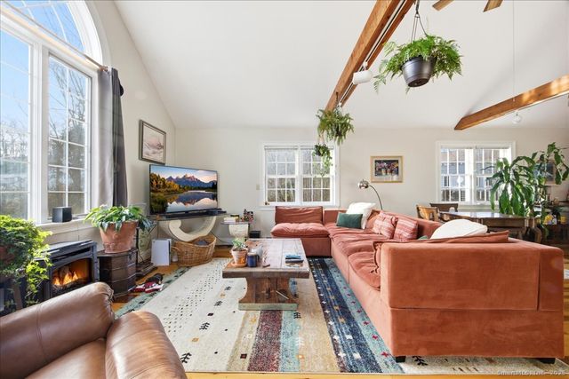 33 Deep River Road, Essex, CT 06409